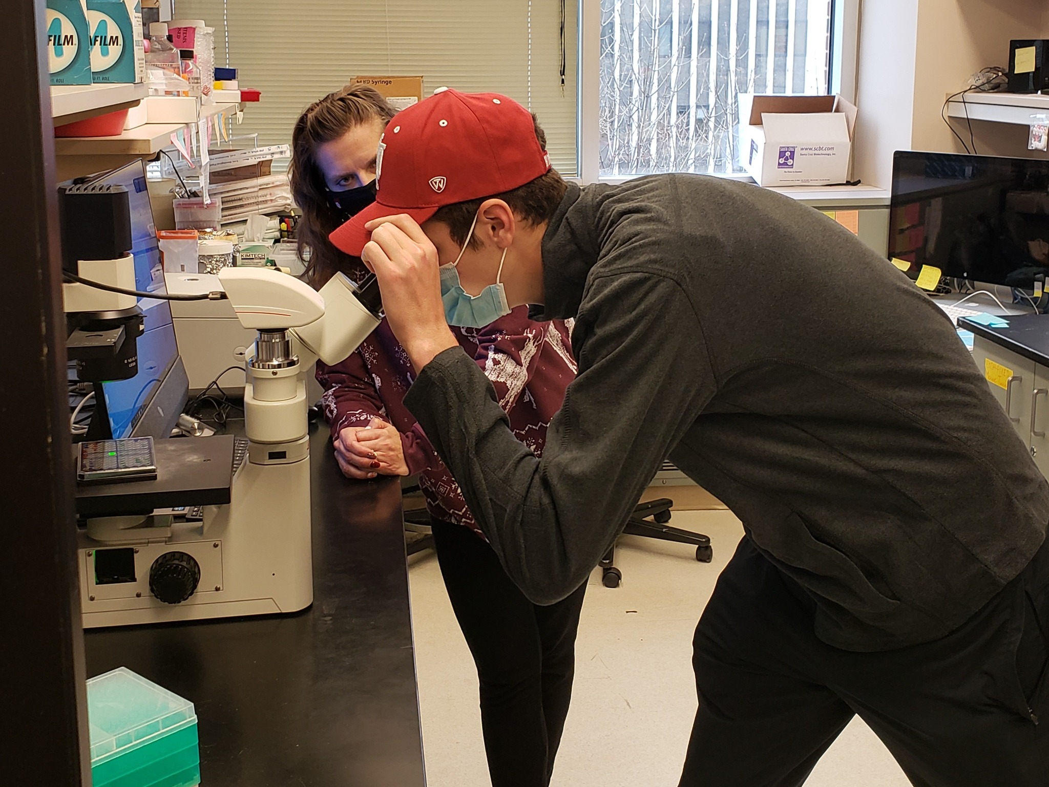 Jackson Lee learns about advances in pancreatic cancer research from Melissa Fishel, PhD.